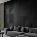 Nowoczesny salon z szarą sofą, czarną dekoracyjną ścianą i rośliną przy dużym oknie