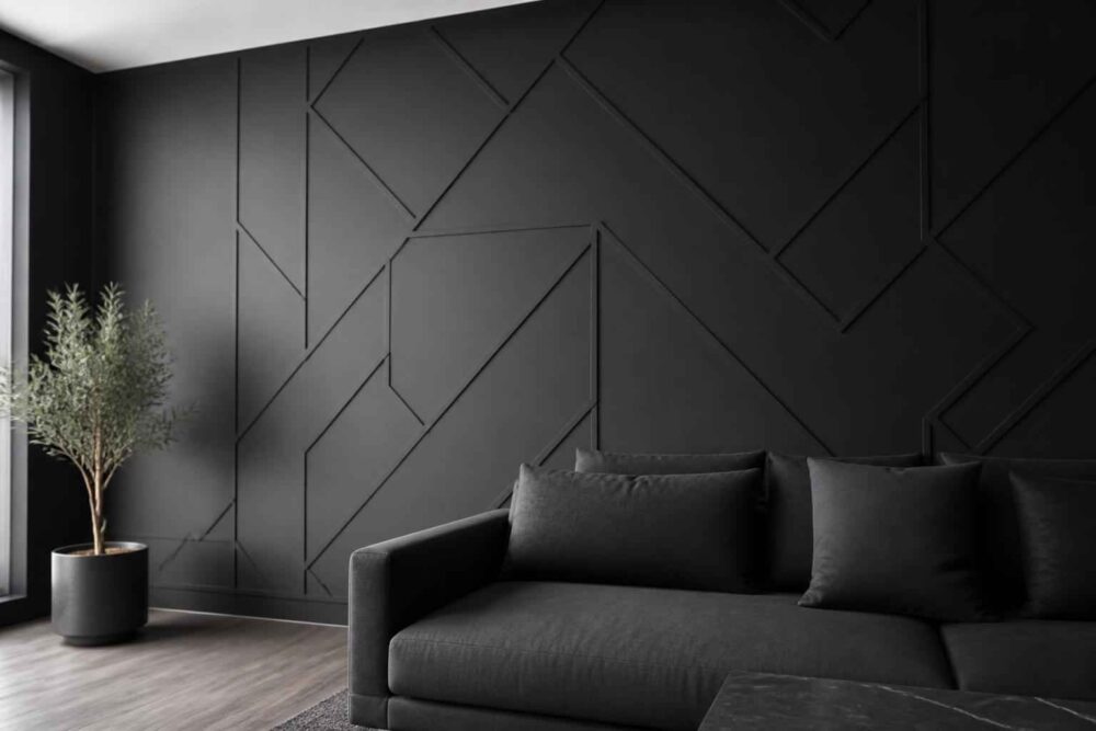Czarna sofa na tle geometrycznej ściany Ciemny salon z czarną sofą, geometryczną dekoracją ściany i rośliną przy oknie